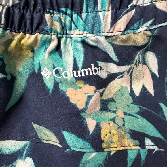 Columbia Floral Women's Shorts, size M - Picture 4 of 4